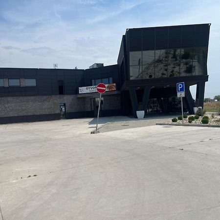 Black Hut Pension&Restaurant *** Dunajská Streda Exterior photo