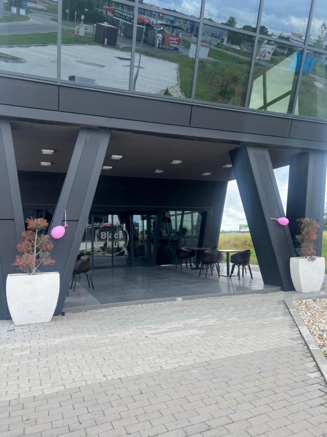Black Hut Pension&Restaurant *** Dunajská Streda Exterior photo