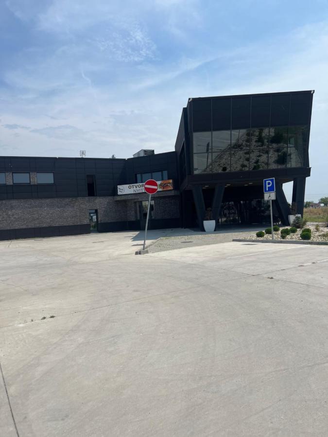 Black Hut Pension&Restaurant *** Dunajská Streda Exterior photo